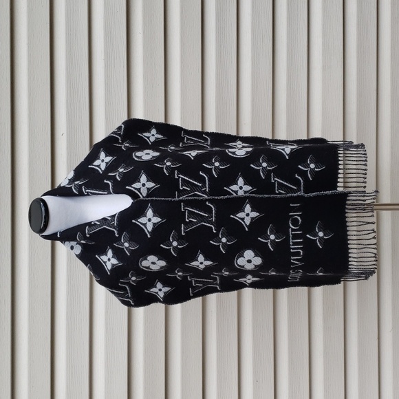 LOUIS VUITTON ESSENTIAL SHINE LV LOGO WOOL FRINGE SCARF - Picture 3 of 11